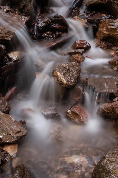 Eine Vertikale Aufnahme Eines Malerischen Wasserfalls — Stockfoto
