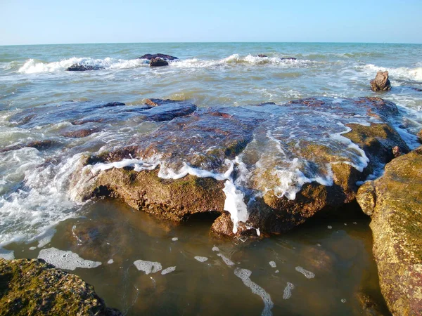 Ein Wasserschaum Der Die Felsen Meeresufer Bedeckt — Stockfoto