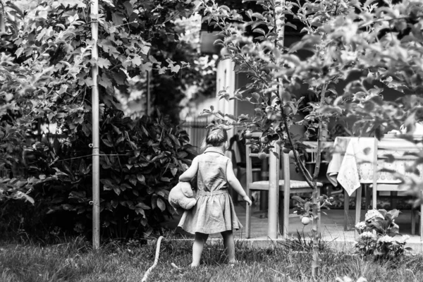 Uma Vista Traseira Tons Cinza Uma Criança Brincando Jardim — Fotografia de Stock