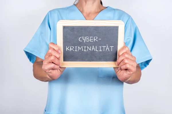 Eine Krankenschwester Hält Eine Tafel Mit Der Aufschrift Cybercrime Deutscher — Stockfoto