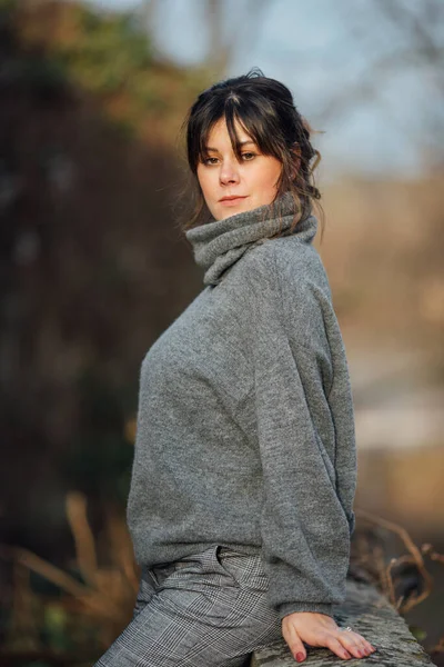 Colpo Verticale Una Giovane Donna Che Indossa Maglione Grigio Collo — Foto Stock