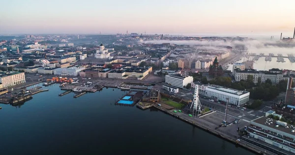 芬兰Uusimaa Helsingfors南部港口的空中景观和赫尔辛基的城市景观 紫色的天空 阳光灿烂而多雾的秋天清晨D — 图库照片