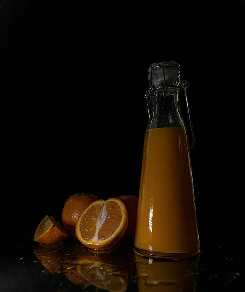 Gros Plan Vertical Oranges Une Bouteille Jus Isolés Sur Fond — Photo
