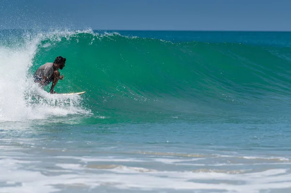 Varkala India Března 2020 Indián Který Válí Sudu Obrovské Vlně — Stock fotografie