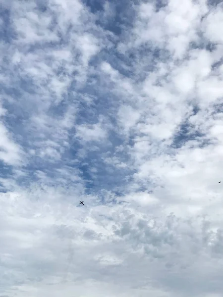 Tiro Vertical Avião Voando Céu Azul Nublado Durante Dia — Fotografia de Stock