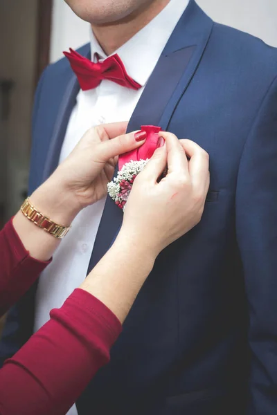 Primo Piano Una Donna Che Regola Boutonniere Abito Sposo — Foto Stock