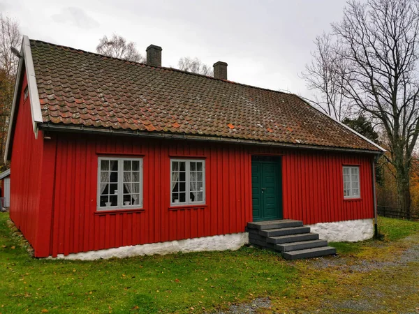 Червоний Колір Будинку Ранчо Норвегії Захоплений Восени — стокове фото