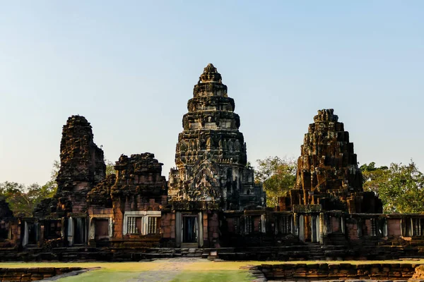 Starověké Kamenné Hrady Phimai Historický Park Thajsku Pod Jasnou Oblohou — Stock fotografie