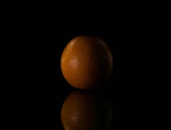 Gros Plan Une Orange Isolée Sur Fond Noir Sous Les — Photo