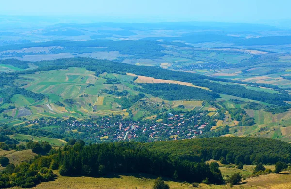 ルーマニアのトランシルヴァニアの丘の間の農村風景と村のショット — ストック写真