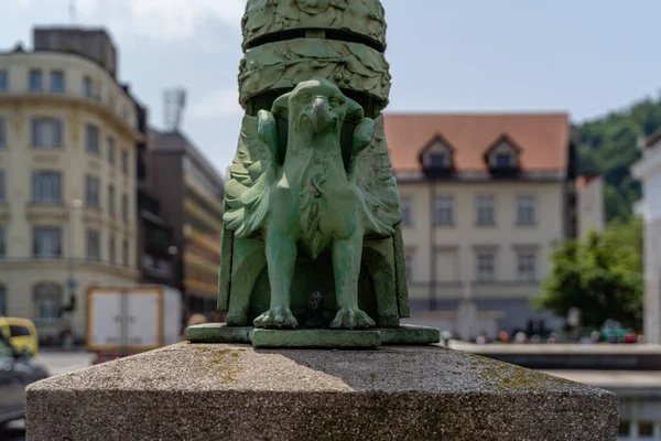 대낮에 슬로베니아의 류블랴나에서 독수리 조각품을 선별적으로 — 스톡 사진