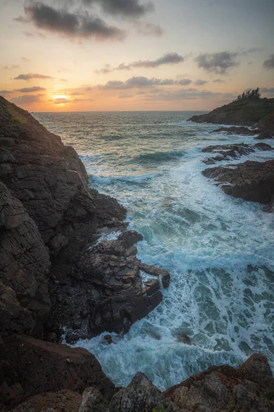 Plan Vertical Mer Entouré Rochers Sous Lumière Soleil Matin — Photo