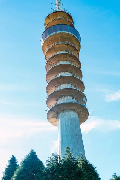 Plano Ángulo Bajo Una Torre Observación Forma Inusual — Foto de Stock