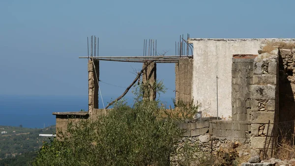 Part Old Ruined Building High Mountain Uncloud Sky Background — ストック写真