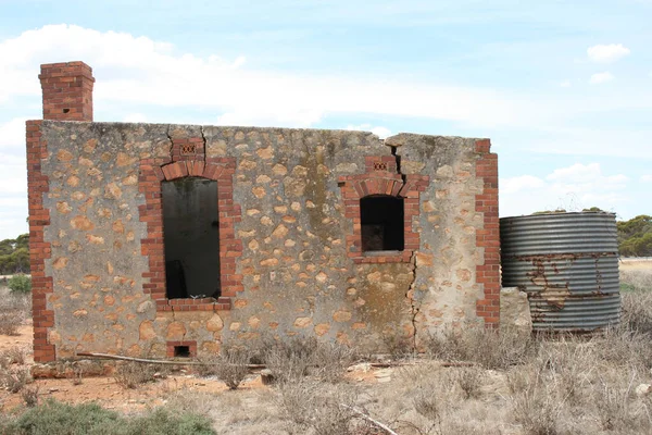 Une Maison Abandonnée Avec Des Murs Endommagés Des Fenêtres Milieu — Photo