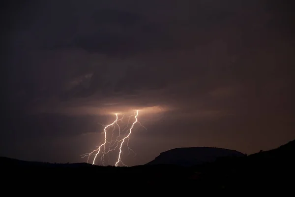 Silhouette Shot Mountains Lightning Bolts Background — Stock Photo, Image