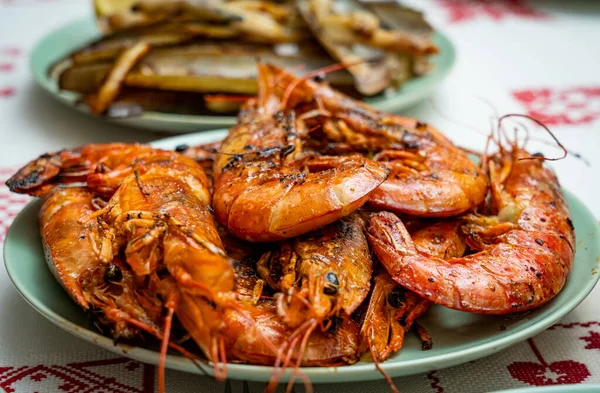 Close Camarões Carideanos Deliciosamente Cozidos Com Especiarias Uma Placa Mesa — Fotografia de Stock