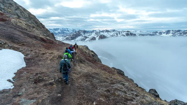 Överblick Över Grupp Vandrare Snöiga Bergstoppar Ovanför Molnen — Stockfoto