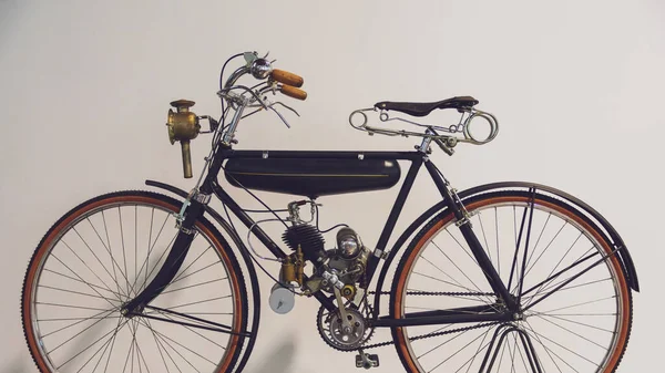 Närbild Vintage Cykel Isolerad Beige Bakgrund — Stockfoto