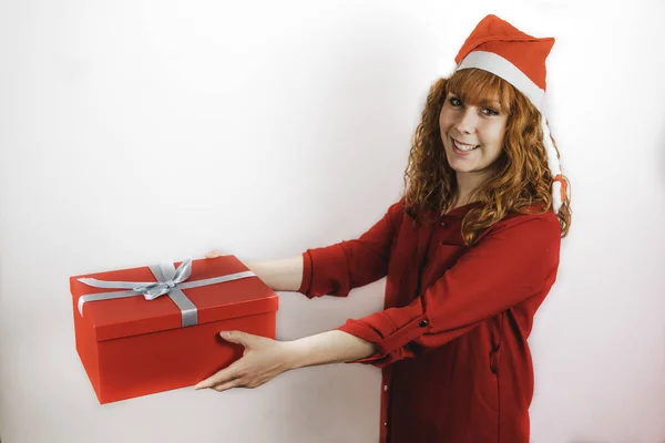 Una Joven Pelirroja Con Sombrero Santa Claus Posando Con Una — Foto de Stock