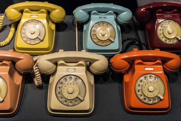 Eine Sammlung Antiker Bunter Telefone Auf Einem Vintage Markt — Stockfoto