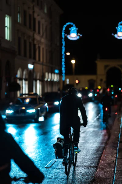夜间骑单车者在街上骑自行车的人的垂直特写 — 图库照片
