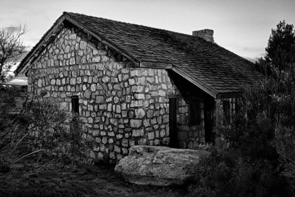 Сірий Знімок Старого Будинку Оточенні Дерев — стокове фото