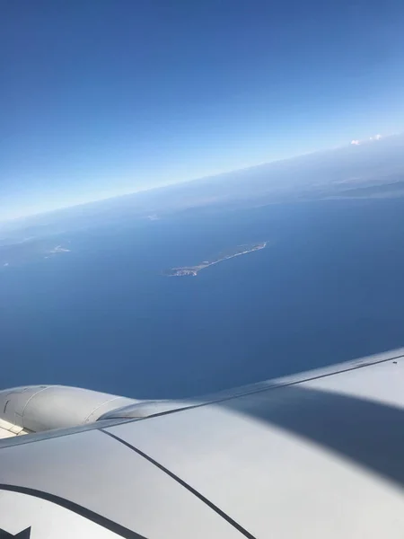 Colpo Verticale Ala Aereo Che Vola Sopra Mare Una Giornata — Foto Stock