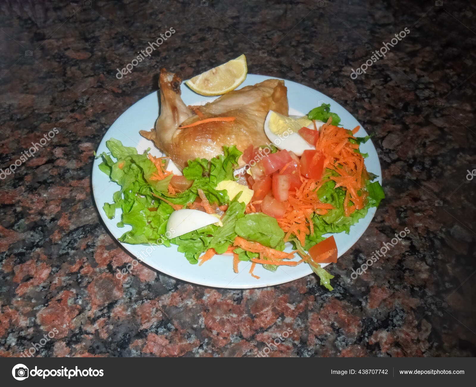Крупный План Куриной Ножки Тарелке Салатом Варёных Яиц Помидоров.