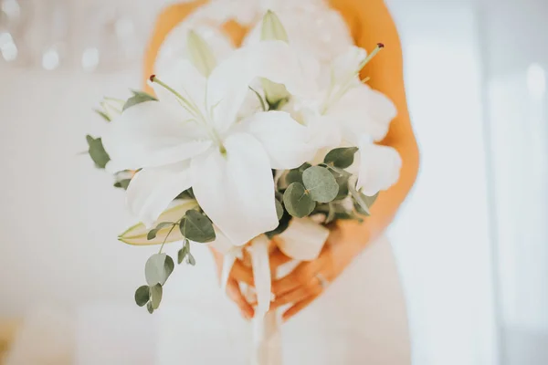Tiro Seletivo Foco Bouquet Branco Bonito Nas Mãos Noiva — Fotografia de Stock