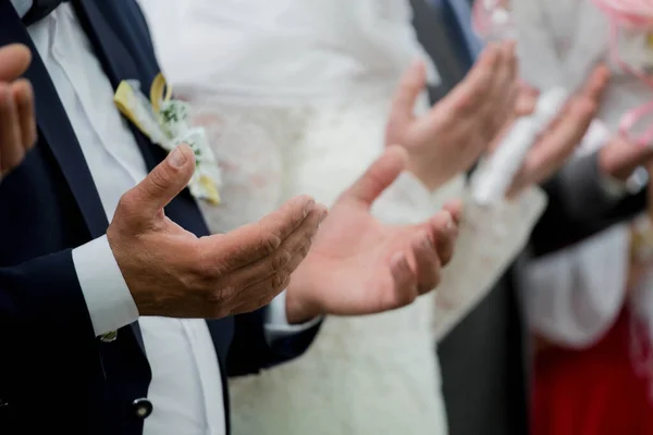 Een Selectieve Focusshot Van Mensen Die Applaudisseren Tijdens Een Huwelijksceremonie — Stockfoto