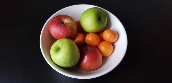 Close Das Maçãs Frescas Deliciosas Com Tangerinas Uma Tigela Uma — Fotografia de Stock