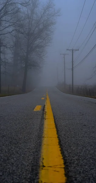 Вертикальный Размытый Снимок Дороги Фоне Тумана Покрывающего Улицу — стоковое фото