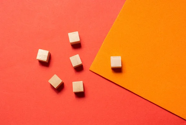 幾何学的なオレンジ色の表面に木製の正方形のクローズアップショット — ストック写真