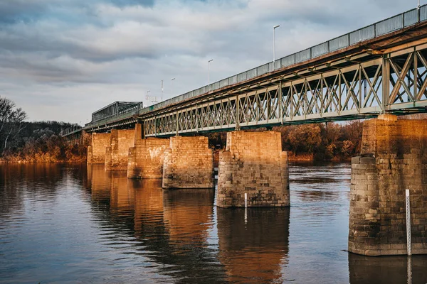 Een Brug Rivier Met Stenen Zuilen — Stockfoto