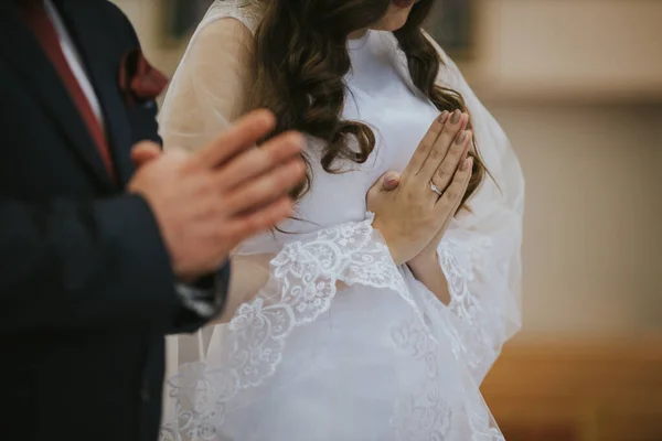 新娘和新郎手祈祷的选择性聚焦镜头 — 图库照片