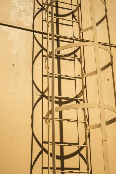 Vertical Shot Fire Escape Ladder — Stock Photo, Image