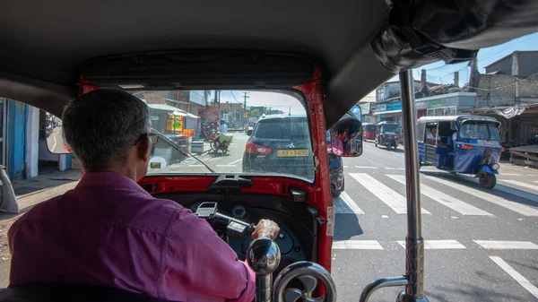 Motorista Com Uma Camisa Roxa Dirigindo Veículo Indiano Três Rodas — Fotografia de Stock