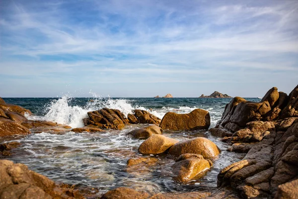 Dalgaların Kayalık Bir Sahile Vuruşunun Manzarası — Stok fotoğraf