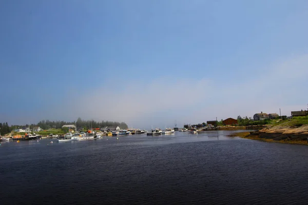 Schepen Boten Een Rustig Meer Een Landelijke — Stockfoto