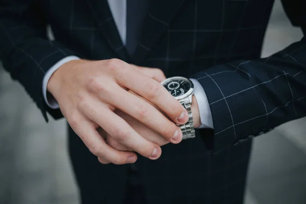Een Selectieve Focus Sho Van Een Bruidegom Kijkend Zijn Horloge — Stockfoto