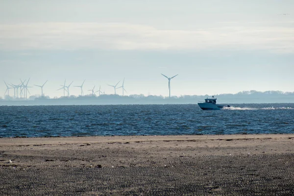 Uma Bela Paisagem Marítima Com Barco Turbinas Eólicas Fundo Norderney — Fotografia de Stock
