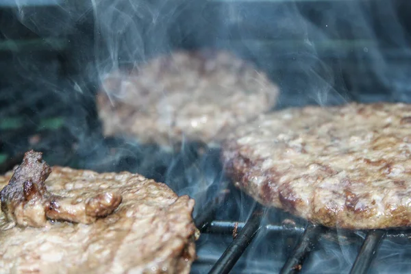 Burger Boeuf Sur Barbecue Avec Fumée Grésille Cuisine Pique Nique — Photo