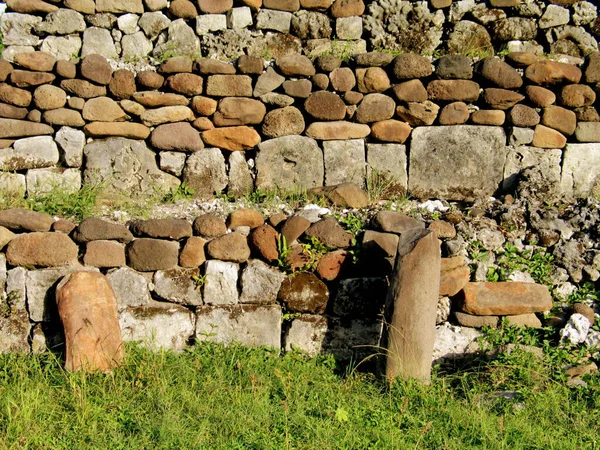 Närbild Stödvägg Med Gräs Mellan Klipporna Solig Dag — Stockfoto