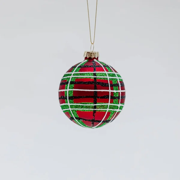 Μια Μπάλα Χριστουγεννιάτικο Δέντρο Καρό Στολίδια Κόκκινο Και Πράσινο — Φωτογραφία Αρχείου