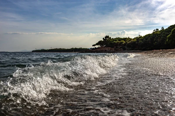 Una Playa Pintoresca Con Olas Que Golpean Orilla — Foto de Stock