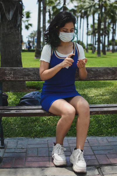 Una Mujer Hispana Usando Una Máscara Facial Desinfectándose Las Manos — Foto de Stock