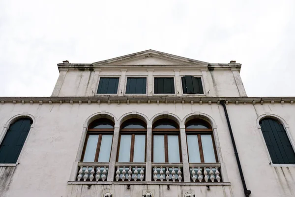 Włochy Włochy Lip 2018 Fasada Budynku Posągiem Typowej Konstrukcji Włoszech — Zdjęcie stockowe