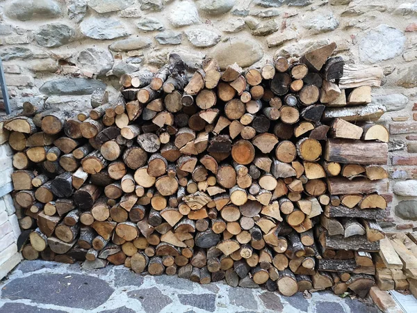 Ein Stapel Feuerholz — Stockfoto