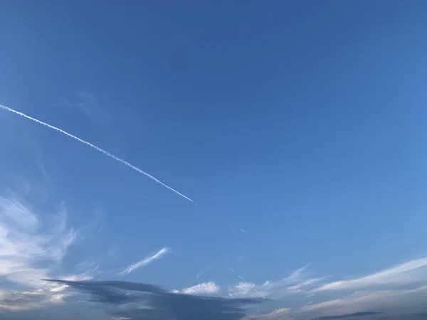 Krajobraz Samolotowych Tropów Błękitnym Niebie Podczas Słonecznego Dnia — Zdjęcie stockowe